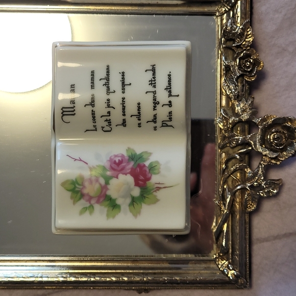 Japanese porcelain mini book on tripod stand with French verse. - Picture 2 of 12